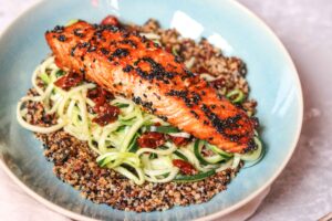 Read more about the article Baked Salmon With Zoodles & Quinoa